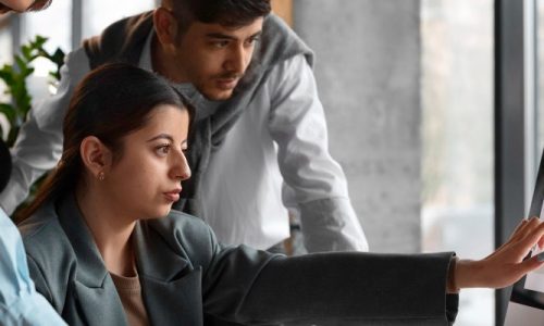 Equipo revisando informe