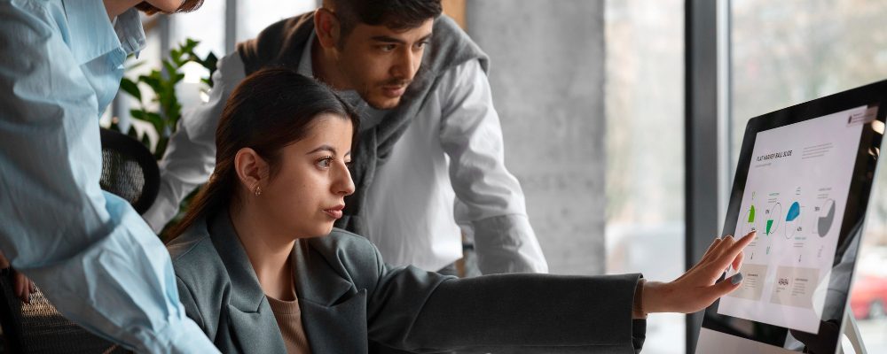 Equipo revisando informe