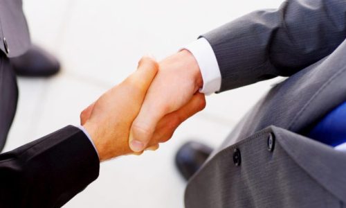 Hombres de negocios estrechando las manos