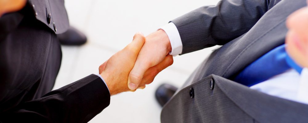 Hombres de negocios estrechando las manos