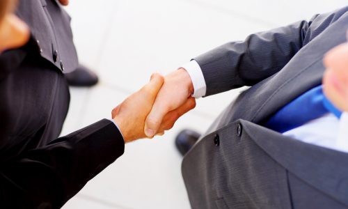Homens de negócios apertando as mãos.